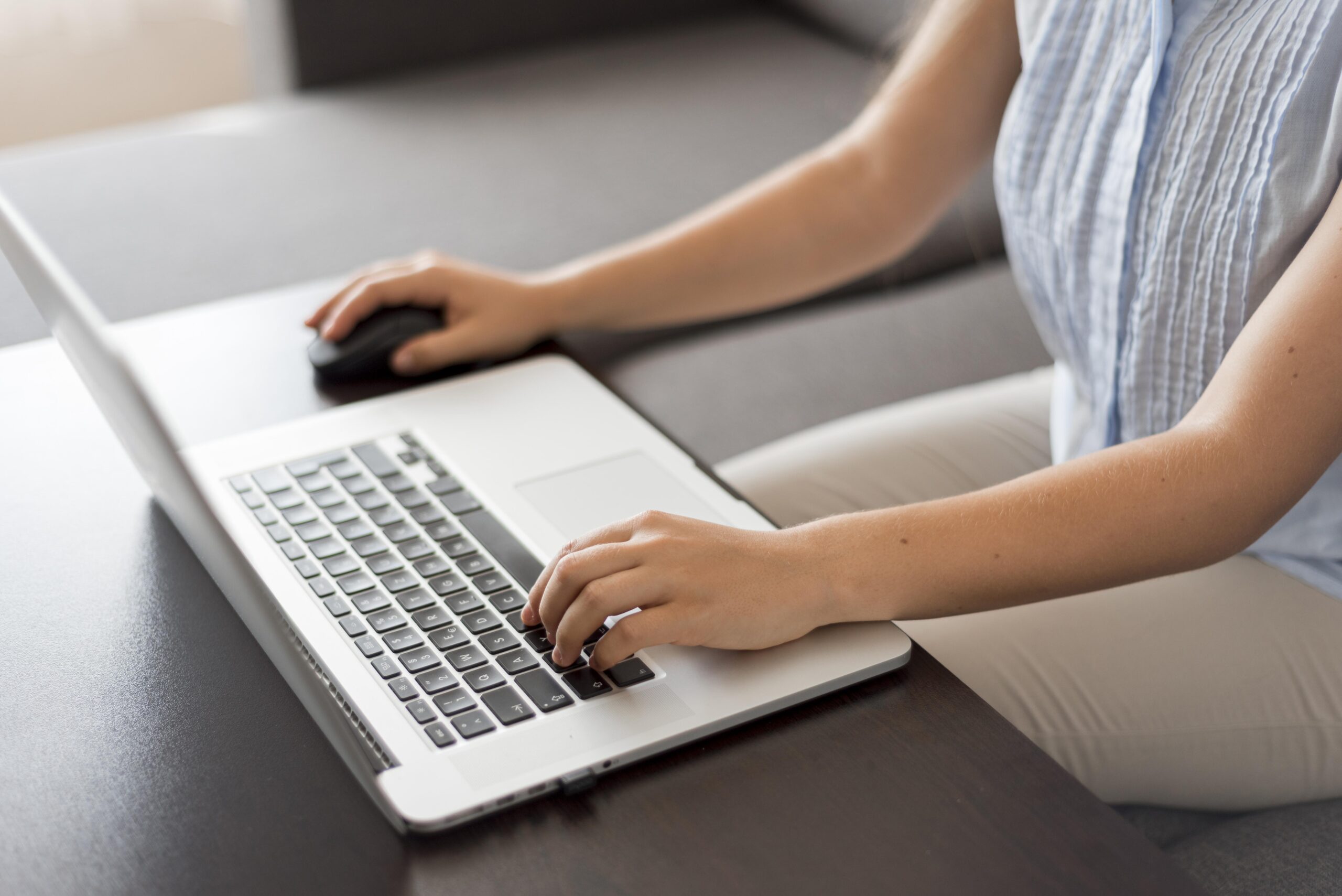 a women working in laptop